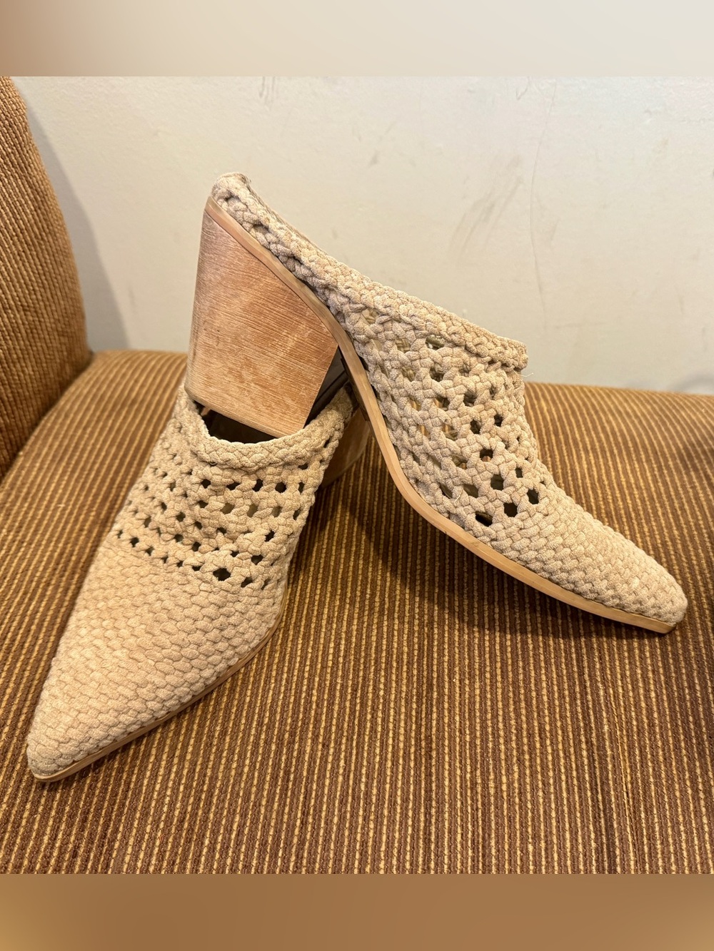 GUC Jeffrey Campbell Beige Woven Pointed-Toe Mule Heels - Women Sz 9
